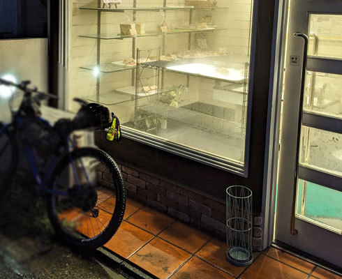 閉店間際のパン屋と自転車