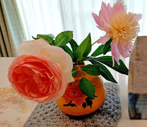 花瓶の花と新聞
