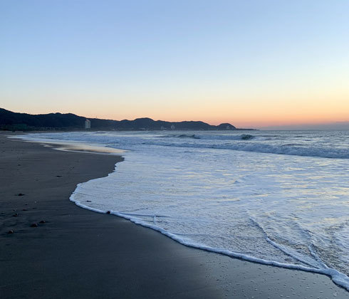 早朝の海岸