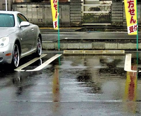 ドラッグストア　雨の日の駐車場