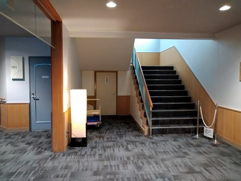 宿泊棟廊下階段
