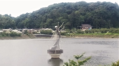 湖畔　湖の彫刻